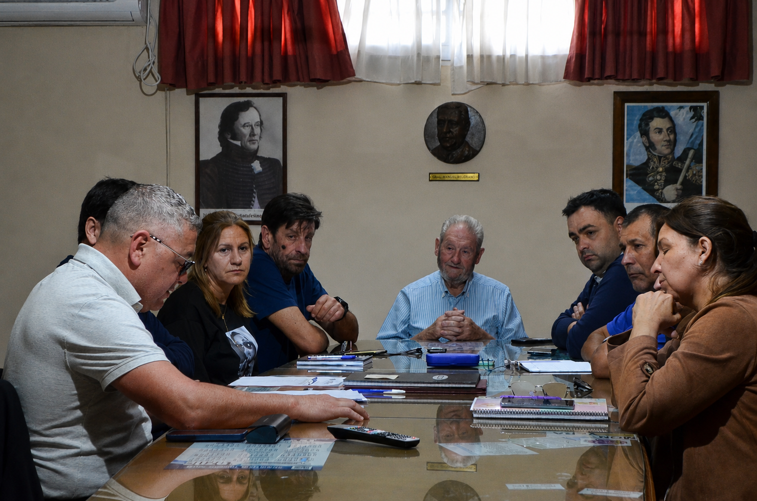 reunión seria en sala institucional
